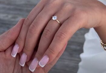 Këngëtari shqiptar i jep fund beqarisë, propozim romantik buzë detit