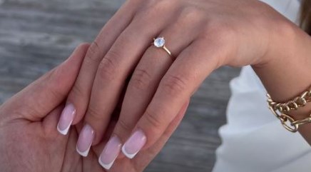 Këngëtari shqiptar i jep fund beqarisë, propozim romantik buzë detit