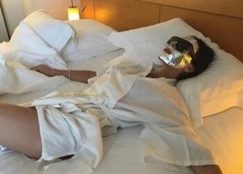 Metodë që zgjat 90 sekonda, ja çfarë na rekomandon Victoria Beckham për zgjimin me energji në mëngjes!