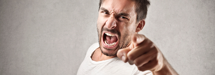 Për të qenë të qetë, duhet të largoni këto 5 tipa njerëzish nga jeta juaj!