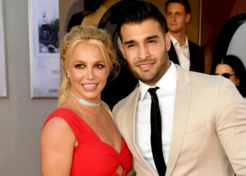 Britney Spears nuk ndalet së postuari foto nudo, por çfarë mendon bashkëshorti i saj