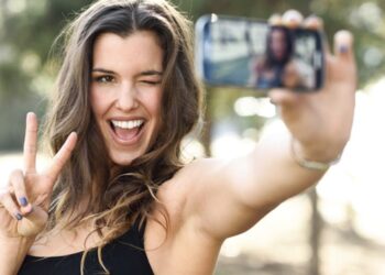 Nuk të pëlqejnë asnjëherë fotot që bën? Psikologët shpjegojnë arsyet!