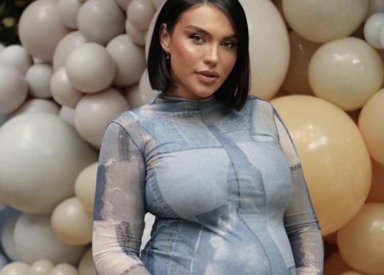 “S’do të lejoj që fëmija im të ndiejë energjinë tuaj të zezë”, Einxheli shpërtheu ndaj komenteve negative!