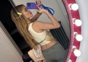 Rita Ora na ktheu në fillim të viteve 2000 me këtë veshje, por nuk e dimë a jeni gati!