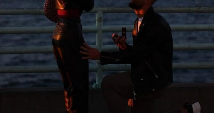 Tjetër fejesë në showbiz, futbollisti i propozon këngëtares