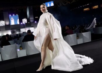 Adriana Lima në pasarelë vetëm 3 muaj pas lindjes së djalit