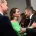 David Beckham thyen protokollin dhe afrohet të puthë Kate Middleton