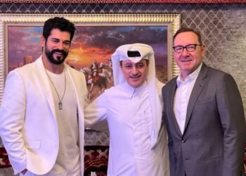 Burak Ozçivit sulmohet për fotot me Kevin Spacey, reagon aktori: Mos u bëni të ulët