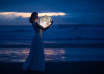 Hëna e plotë sot, si do ndikojë tek të gjitha shenjat e horoskopit