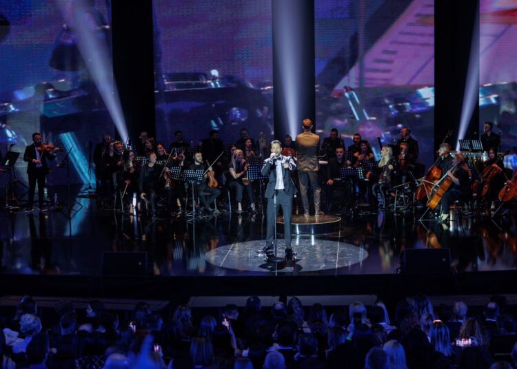 “Stin Tirana mou” me Kostandinon dhe artistët tanë – Nga Zefina Hasani