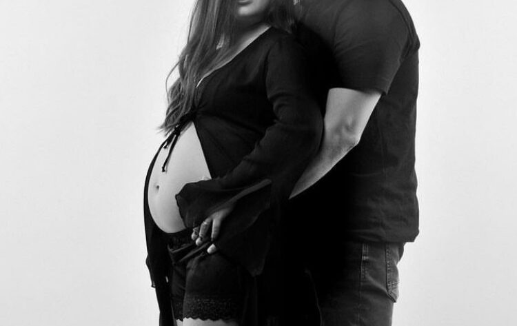 “Si në ëndërr me ty”, këngëtari i njohur shqiptar bëhet baba për herë të parë!