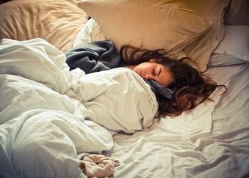 Ja çfarë i ndodh trupit tuaj nëse flini më shumë seç duhet!