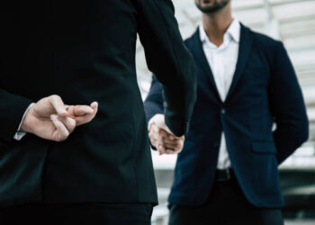 10 mënyra si të kuptoni se përballë keni një gënjeshtar!