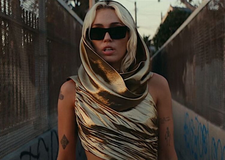 Përmes fustanit, Miley i paska dhënë një mesazh aktores me të cilën e tradhtoi Liami