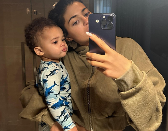 Nuk ka më enigmë, Kylie Jenner na zbuloi portretin dhe emrin e djalit!