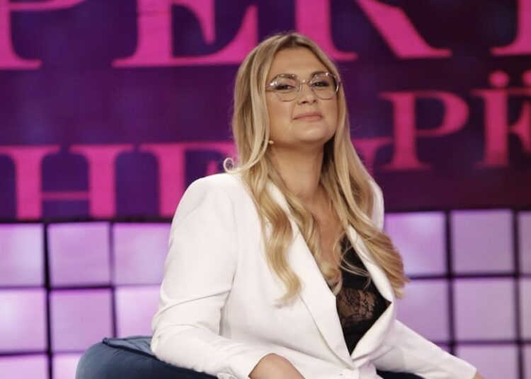 Nënë për herë të tretë, Neda Balluku zbulon gjininë e bebes në studion e “Për’puthen”!