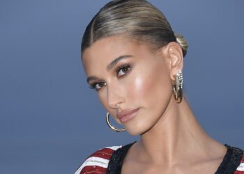 Hailey Bieber flet për herë të parë për shëndetin mendor pas operacionit!