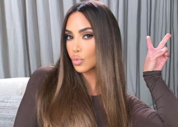 Kim Kardashian tregon flokët e saj të vërtetë dhe nuk janë aspak siç mendoni!