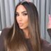 Kim Kardashian tregon flokët e saj të vërtetë dhe nuk janë aspak siç mendoni!
