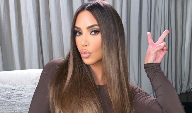 Kim Kardashian tregon flokët e saj të vërtetë dhe nuk janë aspak siç mendoni!