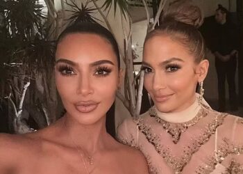 Kim Kardashian dhe Jennifer Lopez pozojnë së bashku, por kuptohet kush e mori vëmendjen