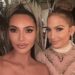Kim Kardashian dhe Jennifer Lopez pozojnë së bashku, por kuptohet kush e mori vëmendjen