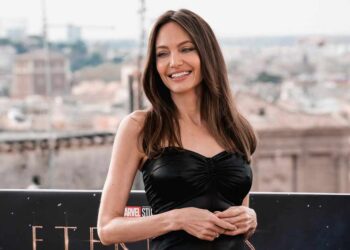 Angelina Jolie fotografohet duke pirë kafe me aktorin 20 vite më të ri dhe nisën thashethemet