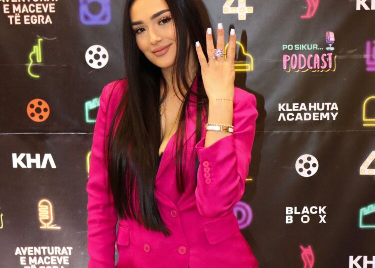 Klea Huta bëri bashkë gjithë artistët e skenës shqiptare në “Black Box” për 1 motiv të veçantë