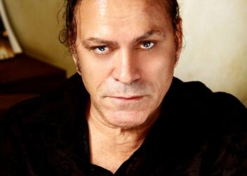 “Një perlë fshehur vetes në thellësi”, në “Hollywood”, një poezi nga Timo Flloko!