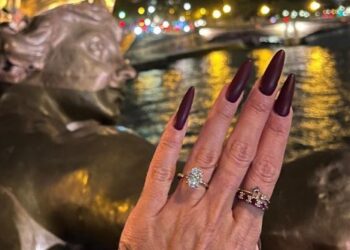 Aktorja e njohur i jep fund beqarisë në Paris