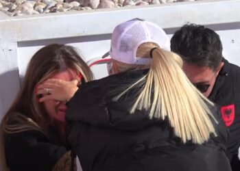 “Nuk mbaj dot më”, Olta shpërthen në lot, banorët përpiqen ta qetësojnë