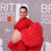 Jessie J shfaqet me barkun e rrumbullakosur në tapetin e kuq dhe zbulon gjininë e bebit që po pret