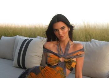 Kendall Jenner kapet duke u puthur me reperin e njohur