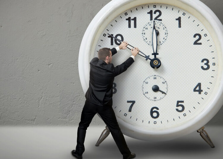 Nesër ndryshon ora, akrepat shkojnë 60 minuta para!