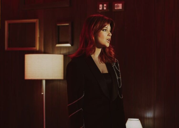 Në një dhomë hoteli ka një “ zemër të thyer”, Erma Mici e ka gati këngën e re!