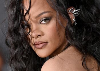 Një i panjohur hyn në shtëpinë e Rihanna-s për t’i propozuar martesë, ndalohet nga policia!