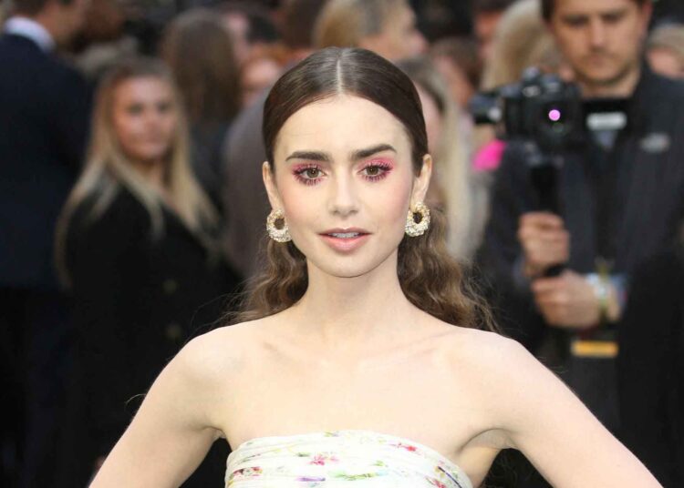 Lily Collins një model për brezat e rinj: Filtrat më trishtojnë, pranojeni veten!