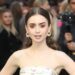 Lily Collins një model për brezat e rinj: Filtrat më trishtojnë, pranojeni veten!