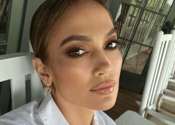 J.Lo thotë se nuk ka bërë kurrë botox dhe zbulon sekretin si duket kaq mirë 53 vjeç!