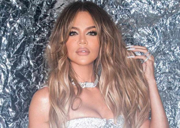 Khloé Kardashian detyrohet të fshijë fotot për shkak të fotoshopit të tepërt