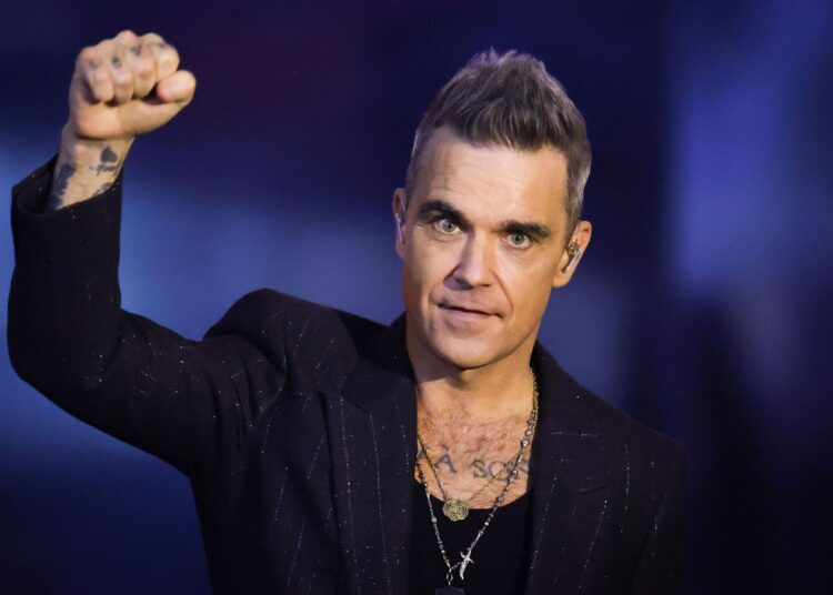 Rastësia e pabesueshme në koncertin e Robbie Williams dhe fansi me fat!
