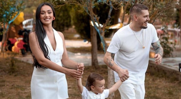 Ndjekësve nuk u duket normale që Klea i vendos pampersa djalit në këtë moshë, por mesa duket nuk kanë informacion!