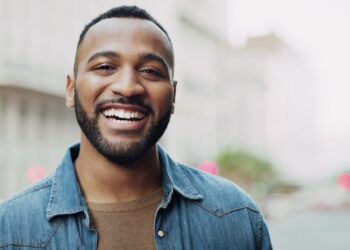 Receta e lumturisë nuk  qenka aq e komplikuar dhe këtë na e dëshmoi një mjek 102-vjeçar!