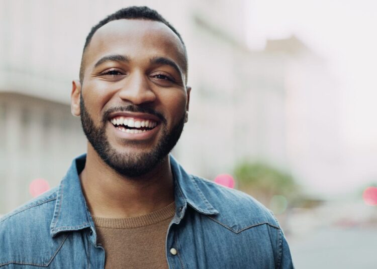 Receta e lumturisë nuk qenka aq e komplikuar dhe këtë na e dëshmoi një mjek 102-vjeçar!