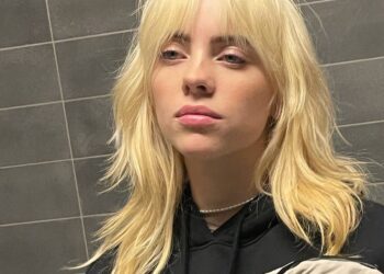 “Lërini gratë të ekzistojnë”, Billie Eilish shpërthen ndaj komenteve për pamjen e saj!