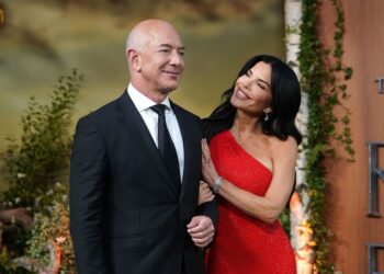 Jeff Bezos fejohet me partneren e tij në superjahtin me vlerë 500 milionë dollarë