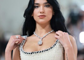 Historia që fshihet pas varëses me diamant të Dua Lipës
