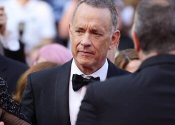 Tom Hanks  humbi toruan në mes të tapetit të kuq dhe fotoja bëri xhiron e rrjetit!