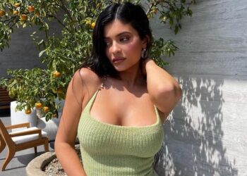 Kylie Jenner pendohet për operacionet dhe ia vë fajin familjes: Ju vendosët standarte bukurie