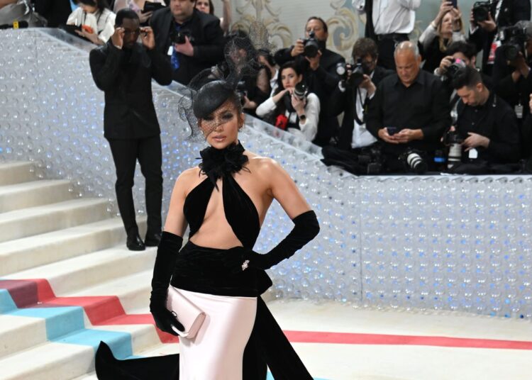 Jennifer Lopez shkëlqeu në “Met Gala”, por të gjithë komentuan mungesën e Ben Affleck!